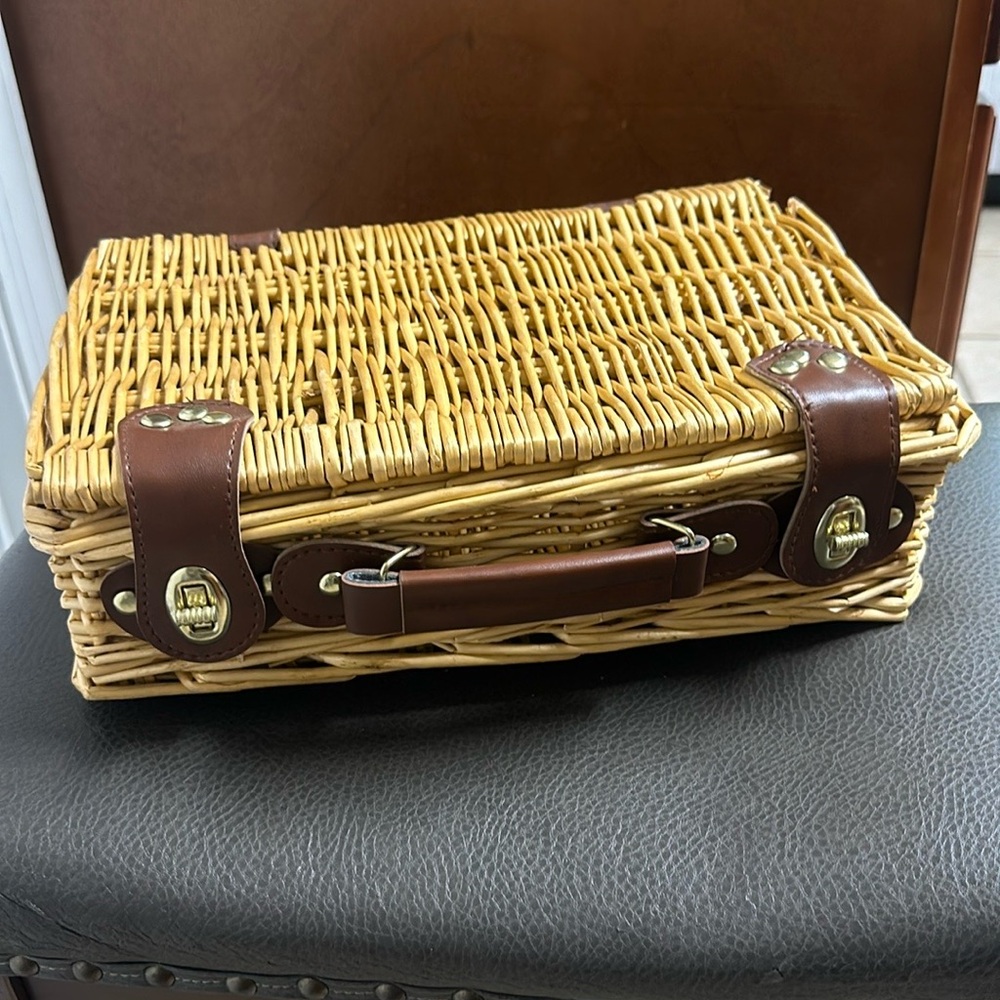Wicker suitcases style basket
8.5”x 12.5”x4”